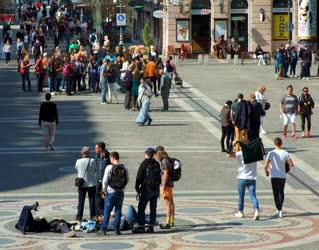 Városkép - Budapest -  Turisták a Szent István téren