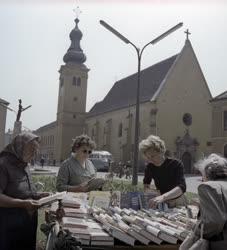 Kultúra - Könyvnapi utcai könyvárusítás Szombathelyen