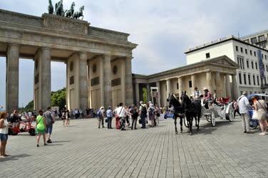 Idegenforgalom - Berlin - Turisták a Brandenburgi kapu előtt