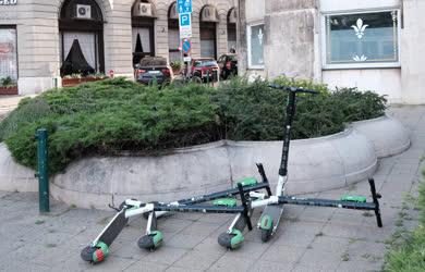 Utcakép - Budapest -  Eldobott bérelhető roller