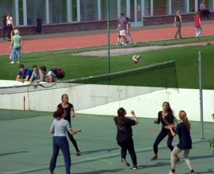 Életkép - Budapest - Sportoló fiatalok a Margitszigeten