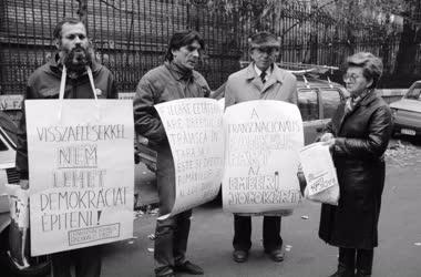 Külpolitika - Tüntetés a román nagykövetség előtt