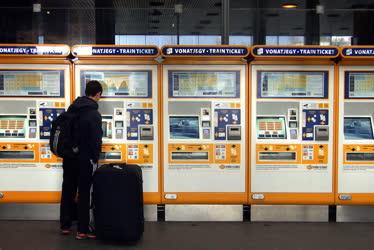 Közlekedés - Budapest - Menetjegy automaták a pályaudvaron