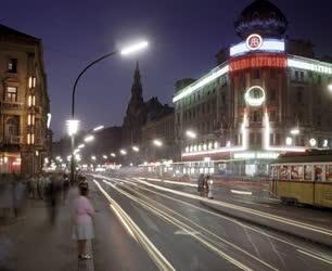 Városkép - Esti Budapest - Blaha Lujza tér