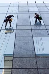 Érdekes - Budapest - Alpintechnikával dolgoznak az ablakpucolók