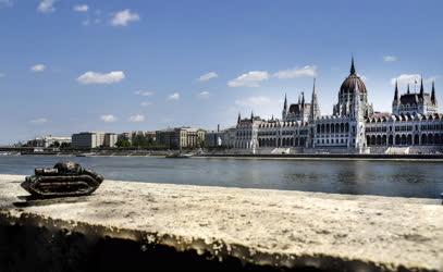 Műalkotás - Budapest - Tank szobor a rakparton