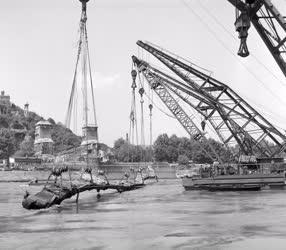 Ipar - Közlekedés - Erzsébet híd roncsainak kiemelése 