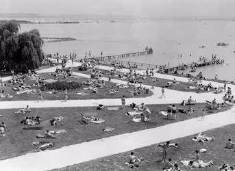 Életkép - Szabadidő -  A balatonalmádi strandon