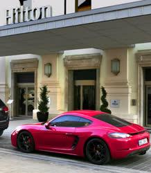 Vendéglátás - Budapest -  Vendégek érkeztek a Hilton Szállodához