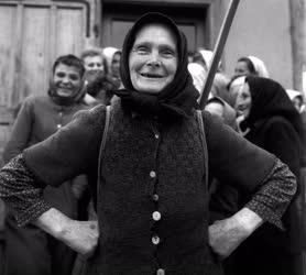 Életkép - Idős asszonyok a kenyér bevetésére várnak Kóspallagon