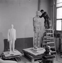 Kultúra - Képzőművészet - Kalló Viktor Lenin szobrot készít