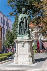 Köztéri szobor - Budapest - XI. Ince pápa 