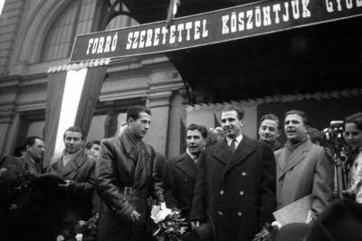 A Londonban győztes labdarúgók érkezése a Keleti pályaudvarra