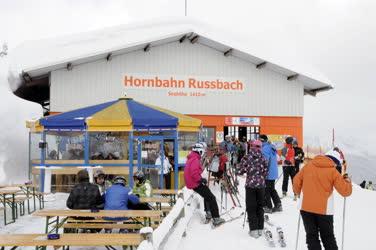 Sport - Russbach - Sífelők a Hornbahn sífelvonónál