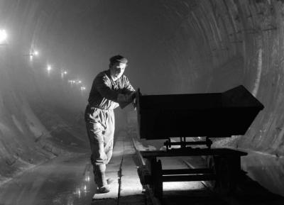 Közlekedés  - Épül a földalatti vasút - Kelet-nyugati metró