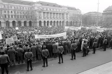 Belpolitika - Tüntetés a Kossuth téren 