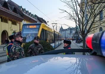 Közbiztonság - Debrecen - Rendőrök és katonák együttműködése