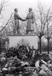 Kultúra - Szobrászat - Szovjet hősi emlékmű
