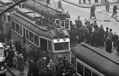 Városkép - Közlekedés - Villamos megálló