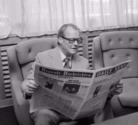Külkapcsolat - Willy Brandt újságot olvas