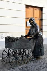 Kultúra - Székesfehérvár - Kati néni, a fertályos asszony szobra