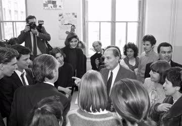 Külpolitika - F. Mitterrand a 301-es parcellában koszorúzott