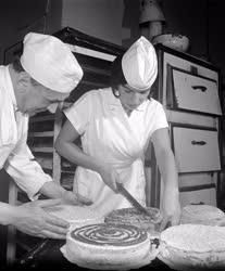 Gasztronómia - Külföldi szakácsok tanulnak a debreceni pályaudvar éttermében