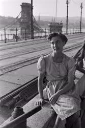 Életkép - Nő a Duna-korzón a II. világháború után