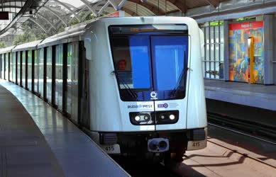Közlekedés - Budapest - Alstom szerelvény 2-es metró vonalán