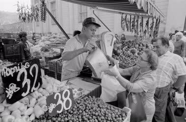 Kereskedelem - Vásár - Féláron a zöldség, gyümölcs
