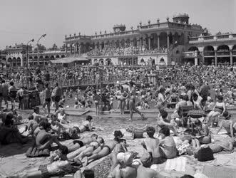 Időjárás - Kánikula a Széchenyi strandon