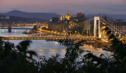 Városkép - Budapest - Esti felvétel az Erzsébet híd környezetéről