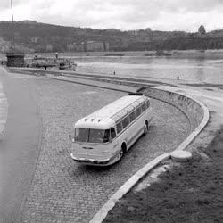 Közlekedés - Új típusú Ikarus autóbusz Budapesten