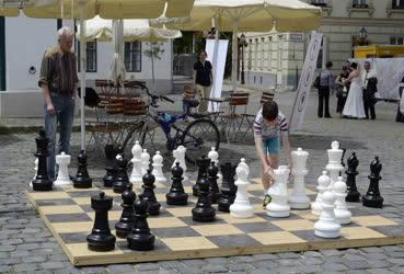 Életkép - Budapest - Óriás sakk az óbudai Fő téren
