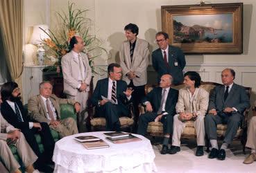George Bush ellenzéki képviselőkkel találkozott 1989-ben