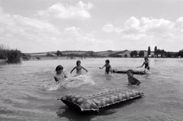 Életkép - Szabadidő - Strandolás a Lőrinci tónál