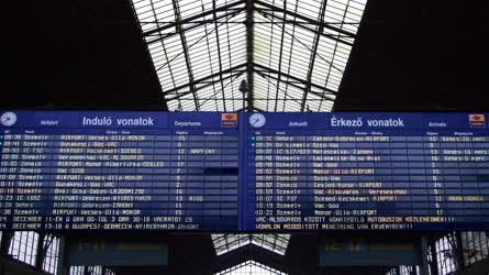 Közlekedés - Budapest - Utastájékoztató tábla a Nyugatiban