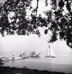 Szabadidő - Strandolók a Balatonnál