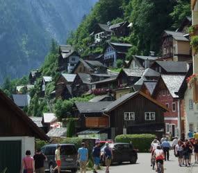 Idegenforgalom - Hallstatt - Turisták Hallstattban