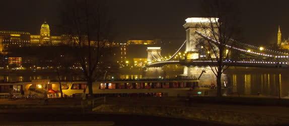 Budapest -  Esti panoráma - Lánchíd