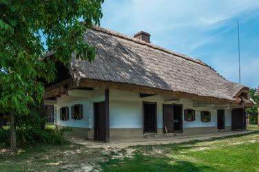 Néphagyomány - Szalafő - Zsúpfedeles lakóház az Őrségi Nemzeti Parkban