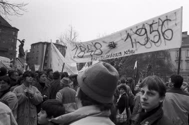 Ünnep - Március 15. - Demonstráció