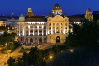 Városkép - Budapest - A Szent Gellért Gyógyfürdő és Uszoda esti kivilágításban