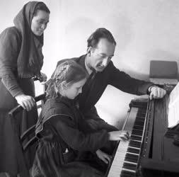 Kultúra - Zongoraóra a Hazai Fésűsfonó Művelődési Házában