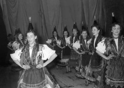 Folklór - A KISZ Központi Művészegyüttesének üveges-tánca