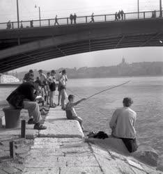 Szabadidő - Gyerekek a Margit hídnál