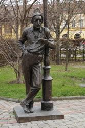 Emlékmű - Szabó Lőrinc-szobor - Debrecen