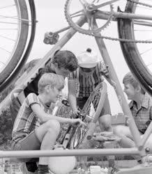 Életkép - Közlekedés - Kerékpárt szerelő fiúk
