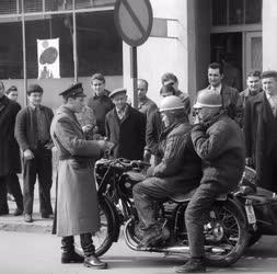 Rendőrség - Motorosokat igazoltat egy rendőr  