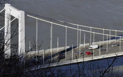 Városkép - Budapest - Az Erzsébet híd jármű forgalommal